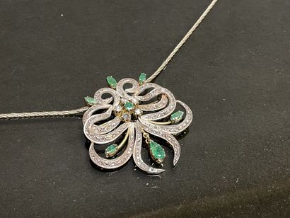 Pendentif broche en or orné de roses diamants...