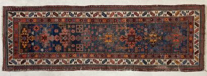 Tapis galerie. 
360 x 115 cm. 
Usures. 