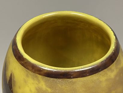 Le Verre Français.
Vase pansu sur piedouche,...
