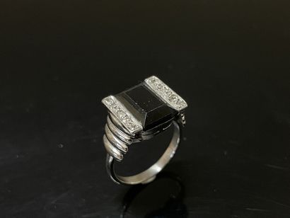 Bague en or gris sertie d'un saphir taille...