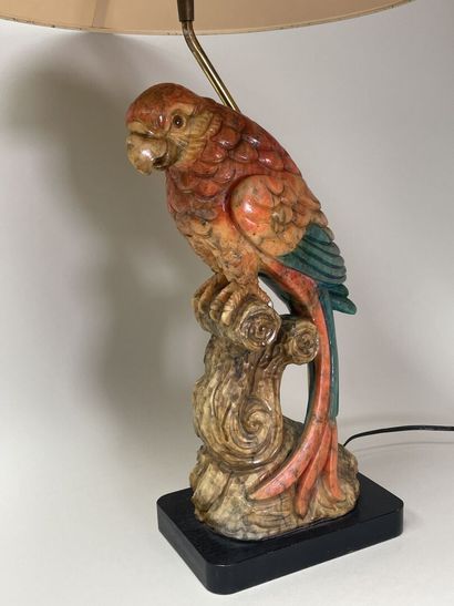 Lampe figurant un perroquet, en pierre dure...