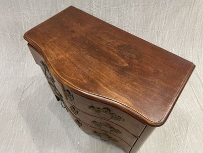 Chest of drawers in rosewood, opening with...