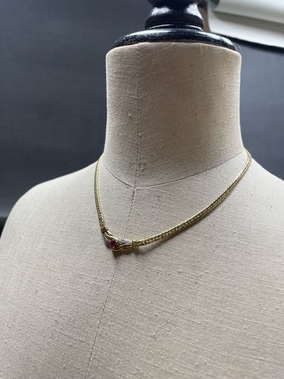 Collier en or, serti au entre d'un rubis...