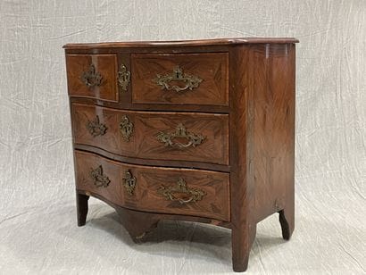 Chest of drawers in rosewood, opening with...