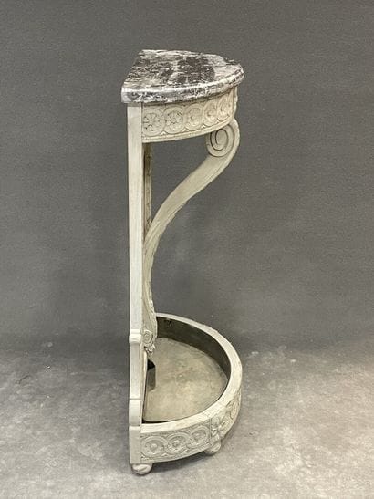 Console of vestibule forming planter in low...