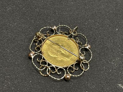 Broche en or sertie d'une pièce autrichienne.
Or...