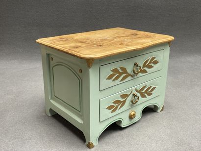Commode de maitrise en bois sculpté et laqué...