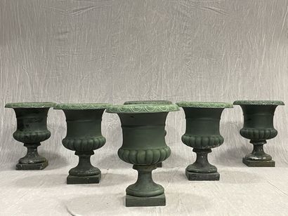 Suite of six Medici vases in cast aluminum
H:...