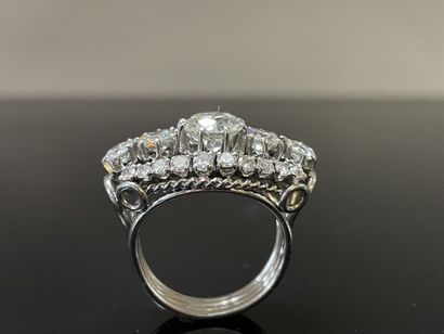 Importante bague en platine sertie de diamants.
Diamant...