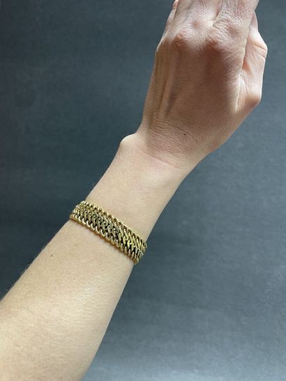 Bracelet manchette en or.
Or 750°/00.
L:...