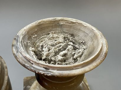 Paire d'aiguières en albâtre à l'antique....