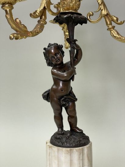 Paire de candelabres en bronze patiné et...