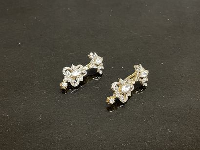 Paire de boucles d'oreilles en or et diamants...