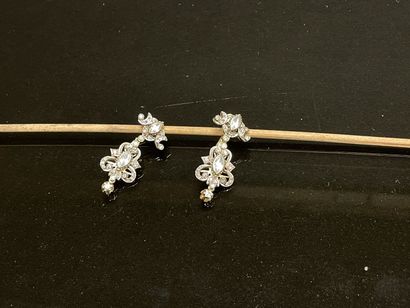 Paire de boucles d'oreilles en or et diamants...