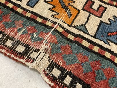 Tapis galerie. 
360 x 115 cm. 
Usures. 