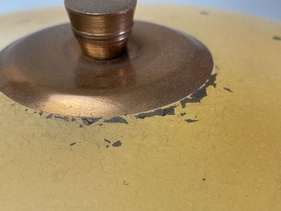 JUMO
Lampe en bakelite noire, bagues cuivrées...