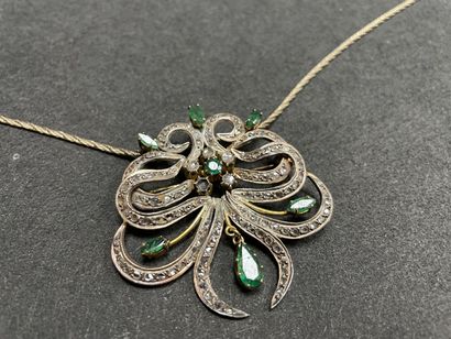 Pendentif broche en or orné de roses diamants...