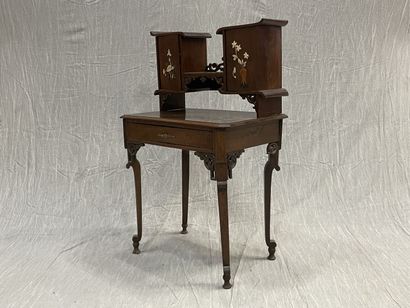 Small desk with a japanese step in the taste...