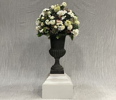 Medici vase in cast iron on a lacquered wood...