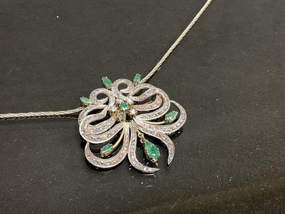 Pendentif broche en or orné de roses diamants...