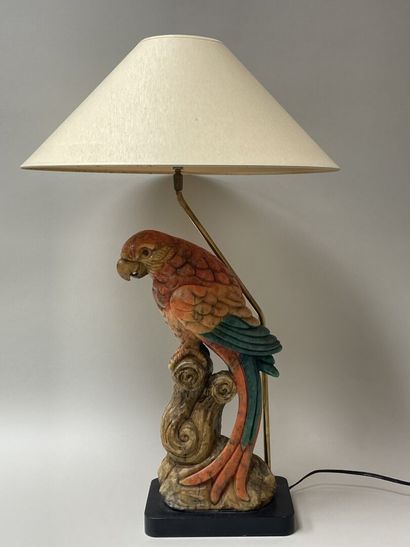 Lampe figurant un perroquet, en pierre dure...