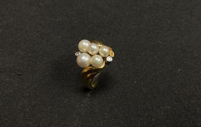 Bague or ornée de cinq perles de culture.
Or...