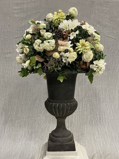 Medici vase in cast iron on a lacquered wood...