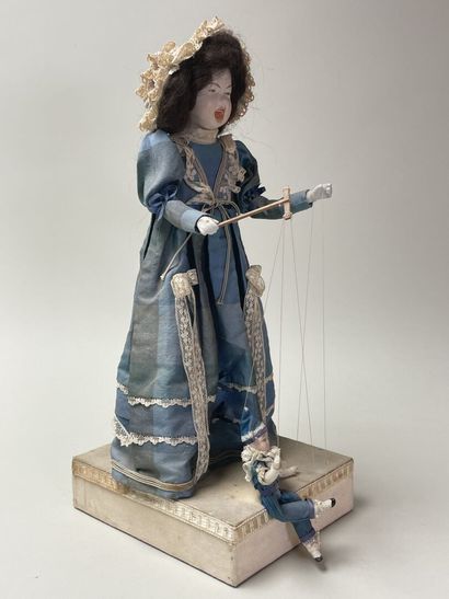 Automate musical figurant une fillette et...