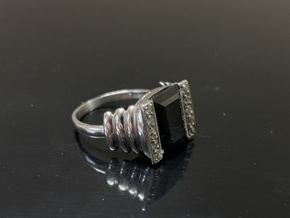 Bague en or gris sertie d'un saphir taille...