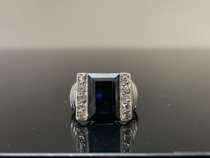 Bague en or gris sertie d'un saphir taille...