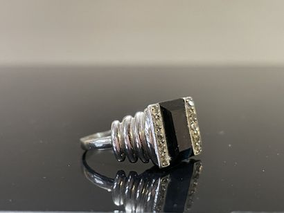 Bague en or gris sertie d'un saphir taille...