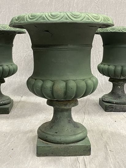 Suite of six Medici vases in cast aluminum
H:...