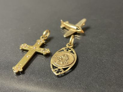 Three pendants in gold 750°/00., a plane,...