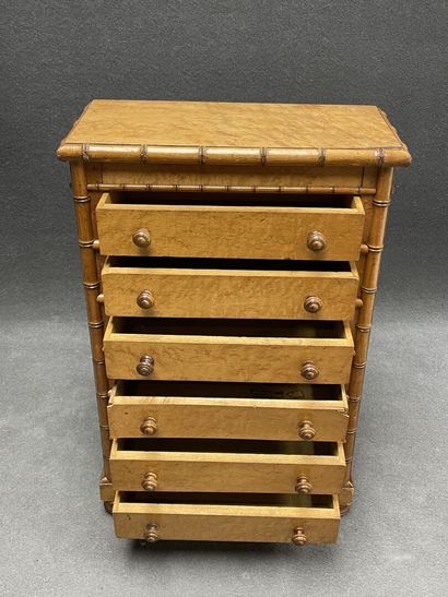 Mobilier de poupée en placage de sycomore...