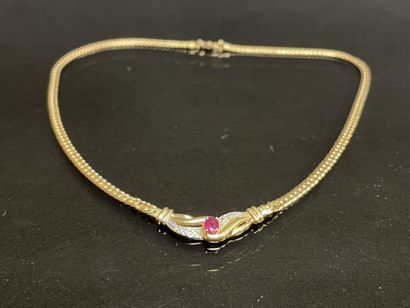 Collier en or, serti au entre d'un rubis...