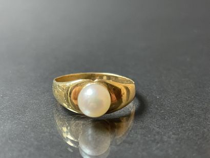 Ring in gold 750°/00 set with a pearl.
TDD:...