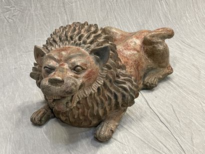Lion monumental en terre cuite patinée.
47...