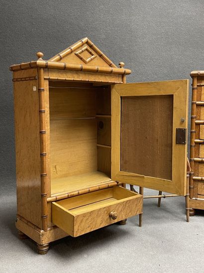 Mobilier de poupée en placage de sycomore...