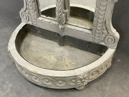 Console of vestibule forming planter in low...