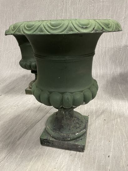 Suite of six Medici vases in cast aluminum
H:...