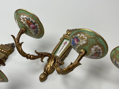Suite de quatre appliques en bronze doré...