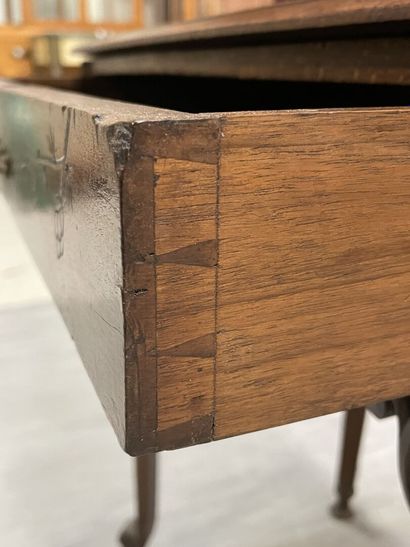 Small desk with a japanese step in the taste...