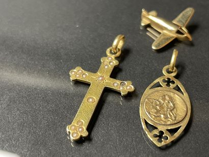 Three pendants in gold 750°/00., a plane,...