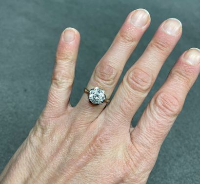 Solitaire en or gris et important zircon
Or...