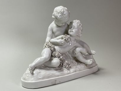 CAPODIMONTE 
Couple de putti
Groupe en porcelaine...