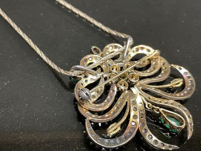 Pendentif broche en or orné de roses diamants...