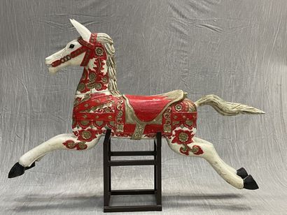 Cheval de manège en bois sculpté et laqué,...