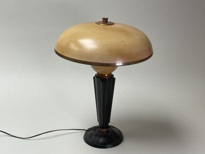 JUMO
Lampe en bakelite noire, bagues cuivrées...