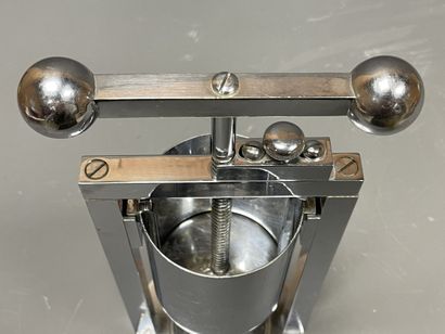 Presse agrumes moderniste en métal chromé...