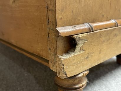 Mobilier de poupée en placage de sycomore...